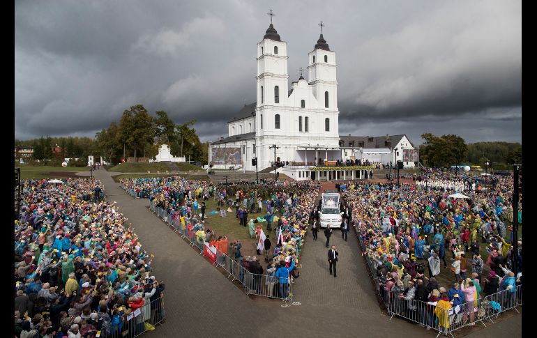 El Papa Francisco llega para una misa en el santuario de la Madre de Dios en Aglona, Letonia. El Papa realiza una gira por Letonia, Lituania y Estonia en el marco del centenario de sus independencias. AP/M. Kulbis