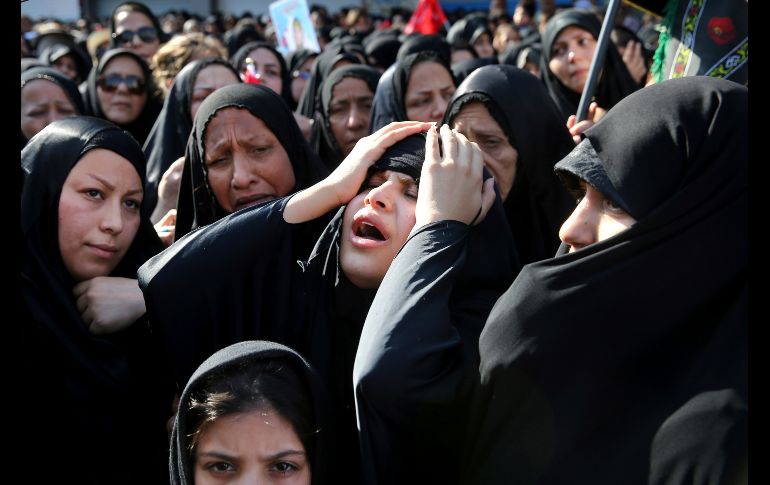 Familiares de las víctimas del ataque a un desfile militar el sábado, que dejó 25 muertos, asisten a su funeral en Ahvaz, Irán. Miles de personas se congregaron para una ceremonia en la mezquita Sarallah. AP/E. Noroozi