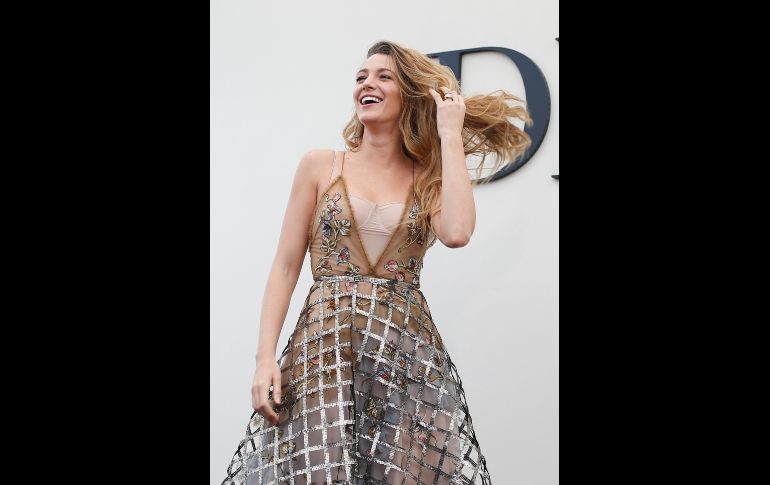 La actriz Blake Lively posa a su llegada a la presentación de la colección de Christian Dior en París, en el primer desfile de la Semana de la Moda de prêt-à-porter para la próxima primavera-verano. AP/T. Camus