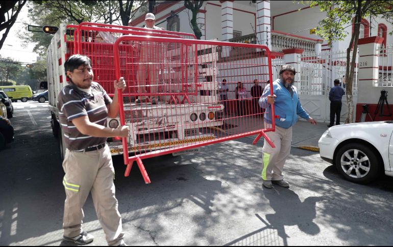 Las vallas fueron instaladas sobre la banqueta de la calle de Chihuahua. SUN / I. Stephens