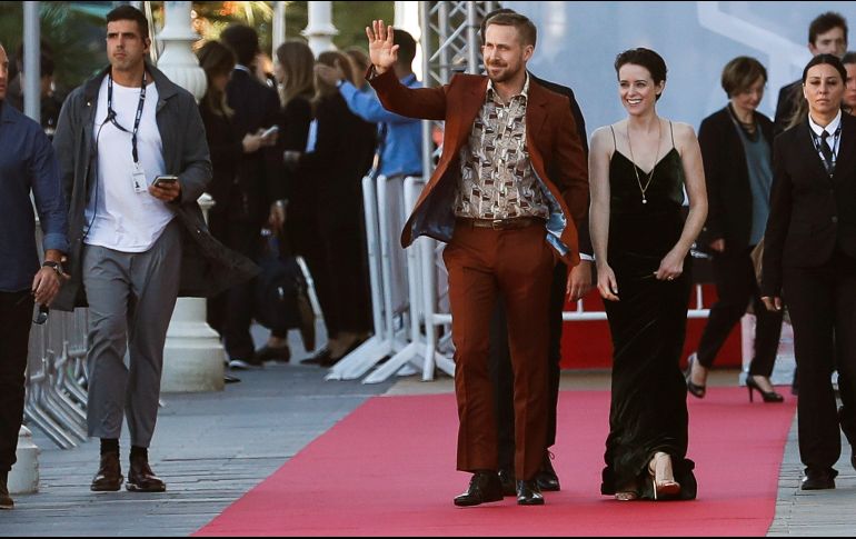 Ryan Gosling posó junto a a actriz Claire Foy en la 66 edición del Festival de Cine de San Sebastián. EFE / J. Etxezarreta