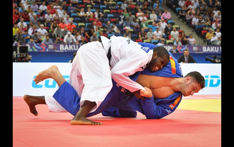 El español  Niko Sherazadishvili (azul) lucha con el cubano Iván Felipe Silva Morales en la final de la categoría de menos de 90 kilos, durante el campeonato mundial de judo en Baku, Azerbaiyán. AFP/M. Antonov