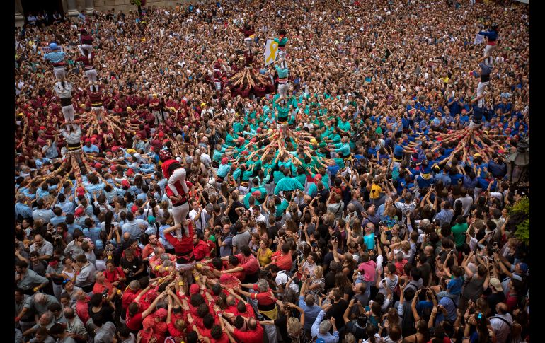 Participantes en los Castellers por el día de la Mercé forman castillos humanos en Barcelona, España- AP/E. Morenatti