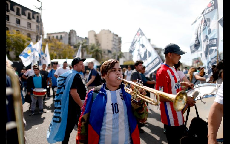 Un joven toca una trompeta durante una protesta en Buenos Aires, Argentina, contra las medidas de austeridad del gobierno de Mauricio Macri. AP/N. Pisarenko