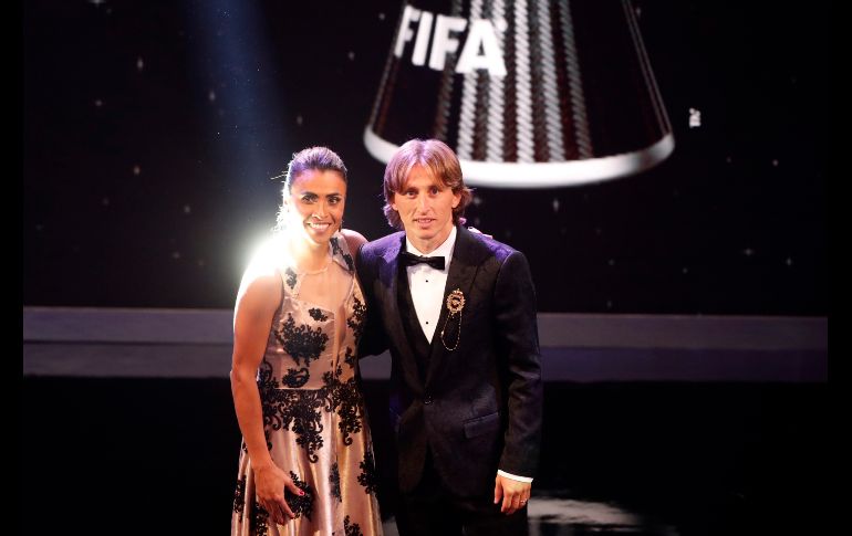 El jugador Luka Modric, del Real Madrid, y la futbolista brasileña Marta posan tras ser galardonados con los premios 'The Best' de la FIFA a mejor jugador y jugadora, respectivamente, durante la entrega en Londres. AP/F. Augstein