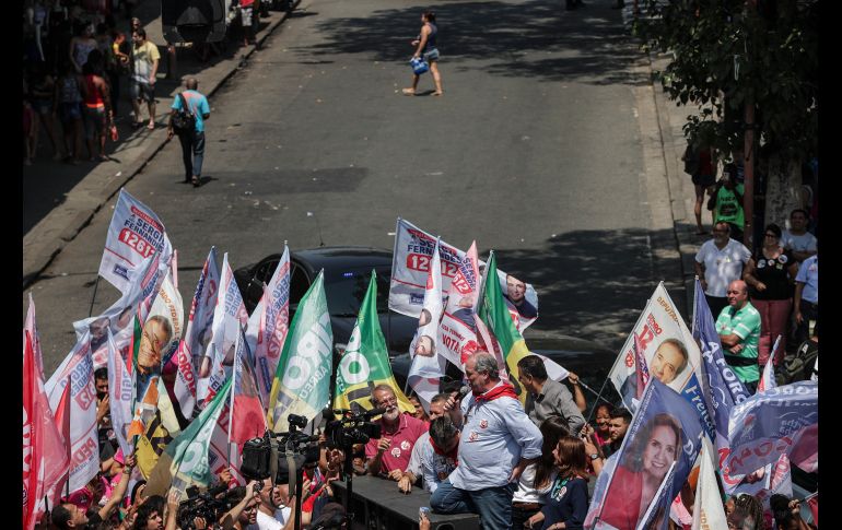 El candidato a la presidencia de Brasil por el Partido Democrático Trabalhista, Ciro Gomes (c-d), participa en un acto de campaña en Río de Janeiro. EFE/A. Lacerda