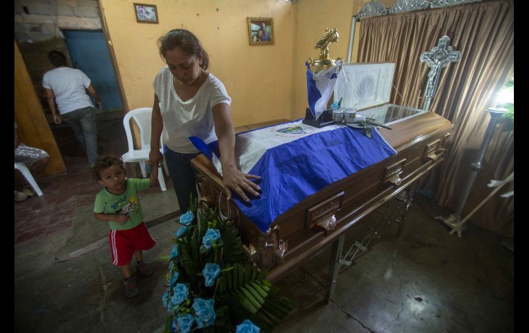 Dilcia Romero, tía del joven Matt Andrés Romero, asesinado ayer durante una protesta contra el gobierno de Daniel Ortega, asiste al velatorio del joven en Managua, Nicaragua. EFE/J. Torres