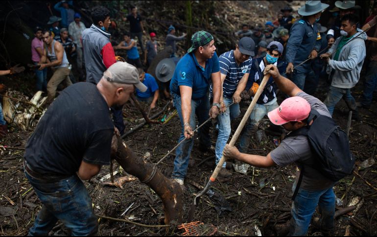 Habitantes remueven escombros en busca de personas desaparecidas. EFE / L. Granados