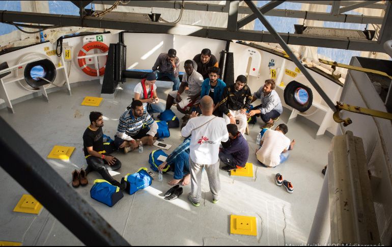 Migrantes rescatados escuchan las indicaciones de la tripulación del Aquarius, que navega a la espera de que algún país le autorice desembarcar en un puerto seguro. AFP/M. Veith