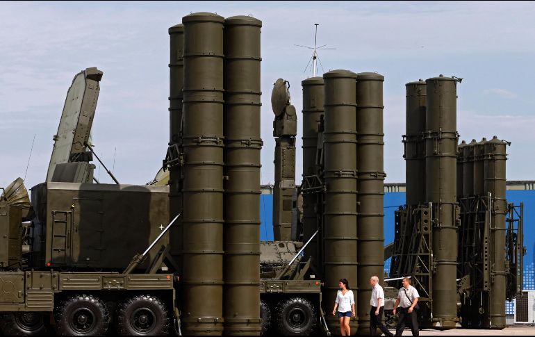 Sistema con misiles antiaéreos S-300 (d) y S-400 (i) en una exposición militar industrial durante la Oboron-Expo 2014 en la ciudad de Zhukovski, Rusia, el 14 de agosto de 2014. EFE/M. Shipenkov