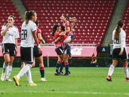 Las rojiblancas festejan el segundo tanto del encuentro, con el cual confirmaron su jefatura sobre el conjunto femenil del Atlas, con quienes no han perdido en seis juegos. MEXSPORT