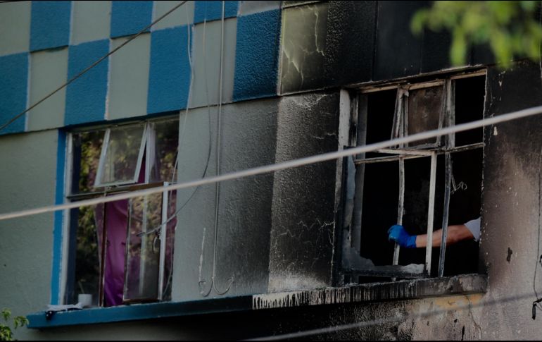 Los policías iniciaron la sofocación de las llamas con cubetas con agua proporcionadas por los vecinos, en tanto arribaron al sitio los bomberos del municipio. EL INFORMADOR/Archivo