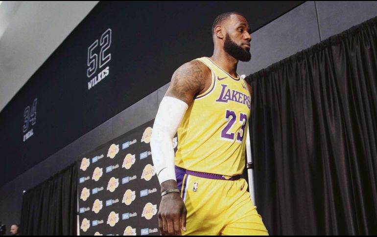 LeBron James llegó a su comparecencia con los medios vistiendo el uniforme de los Lakers. EFE