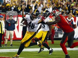 Bud Dupree (#48) interceptó un pase de Ryan Fitzpatrick y lo devolvió hasta las diagonales. AFP / B. BLANCO