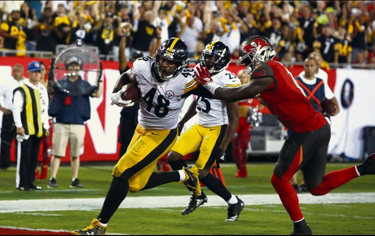 Bud Dupree (#48) interceptó un pase de Ryan Fitzpatrick y lo devolvió hasta las diagonales. AFP / B. BLANCO
