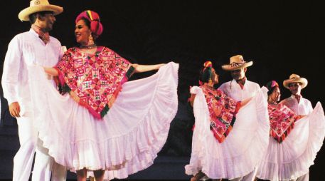 El ballet Folclórico de la Universidad de Guadalajara efectúa un bailable propio de Veracruz. ESPECIAL
