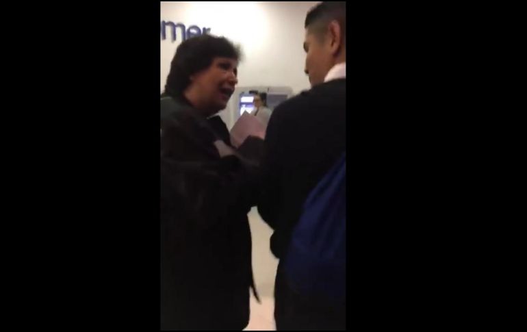 Según la versión que acompaña al video, la señora salió de la fila del cajero y luego regresó, pero le molestó que el joven avanzara. TWITTER