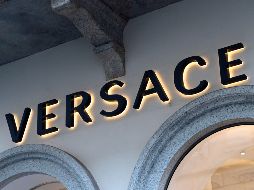 Se prevé que la transacción de Versace se consumará en el cuarto trimestre fiscal. AFP / ARCHIVO
