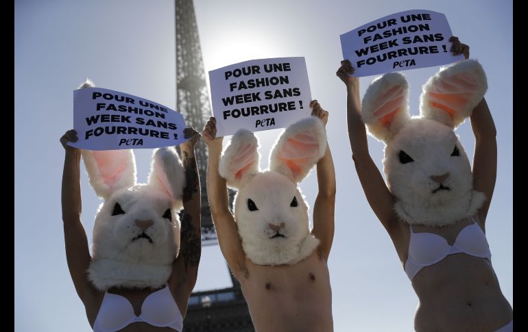 Activistas de PETA protestan frente a la torre Eiffel en París, en contra del uso de pieles en la Semana de la Moda parisina. AFP/T. Samson