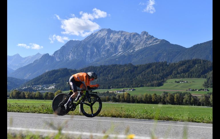 La holandesa Annemiek van Vleuten compite para ganar la medalla de oro de la prueba de tiempo individual en el campeonato mundial de ciclismo en ruta, en Innsbruck, Austria. AP/K.  Joensson