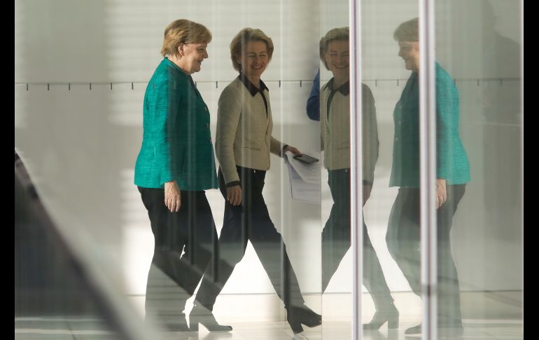 La canciller alemana Angela Merkel (i) y la ministra de Defensa  Ursula von der Leyen caminan por un pasillo del edificio del Reichstag en Berlín, Alemania, durante un descanso de la reunión de la Unión Cristiana. AP/M. Schreiber