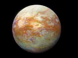 Titán es el único lugar conocido hasta ahora por tener líquidos en forma de ríos, lagos y mares en su superficie de hielo de agua dura. ESPECIAL / solarsystem.nasa.gov