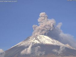 Dada la constante actividad del coloso, solicitó a la población no acercarse al volcán y, sobre todo al cráter, por el peligro que implica la caída de fragmentos balísticos. TWITTER/ @Popocatepetl_MX