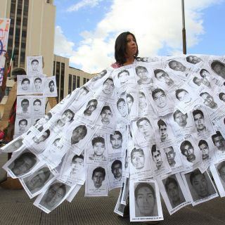 Padres de los 43 piden justicia en tribuna del Congreso