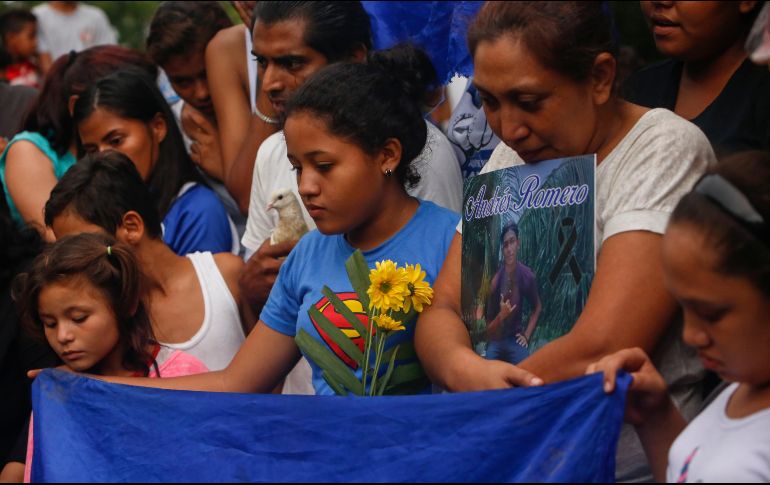 Familiares y amigos asisten al entierro de Matt Andrés Romero, de 16 años, quien falleció tras recibir un balazo mientras participaba en una marcha en Managua. AP/A. Zúñiga