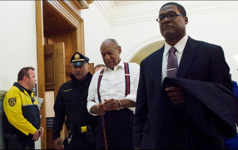 Bill Cosby salió esposado de la corte, en mangas de camisa y vistiendo sus famosos tirantes. AP / M. Makela