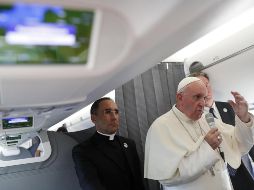 El Papa Francisco habla con los medios de comunicación a bordo de un vuelo que salió de Tallin, Estonia, tras su visita a los países bálticos. EFE/M. Rossi