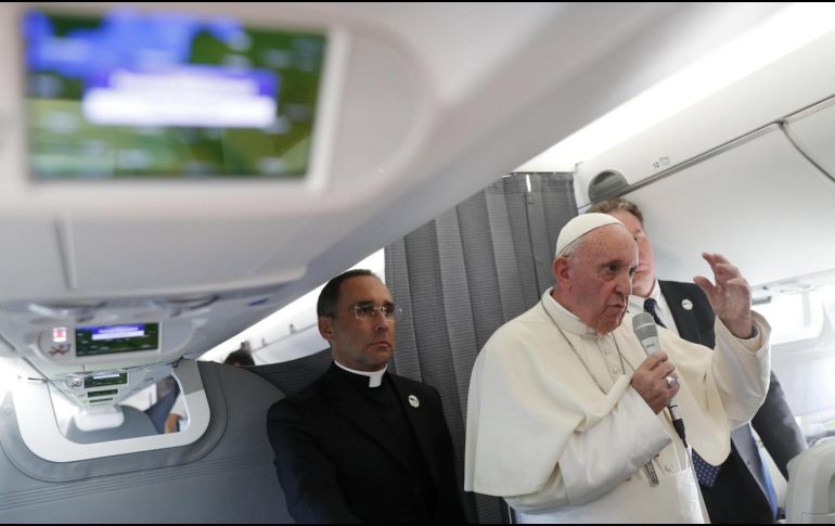 El Papa Francisco habla con los medios de comunicación a bordo de un vuelo que salió de Tallin, Estonia, tras su visita a los países bálticos. EFE/M. Rossi