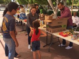 Entre los artículos enviados se encuentran chalecos, camastros, casas de campaña, lonas, picos, palas y carretillas, además de medicamentos y alimentos enlatados. NTX/ESPECIAL