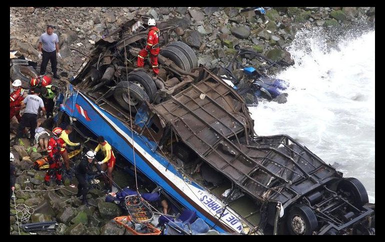 Seis de las víctimas fueron identificadas, mientras que otros 12 cadáveres permanecen en el lugar del accidente. ESPECIAL