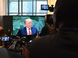Miembros de los medios de comunicación dentro de la ONU miran la transmisión en vivo de la intervención de Donald Trump, durante el Debate General. EFE/A. Weiss