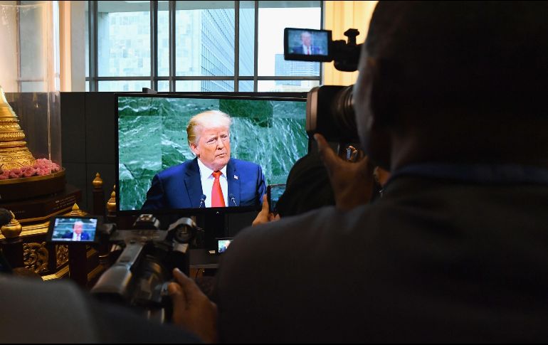 Miembros de los medios de comunicación dentro de la ONU miran la transmisión en vivo de la intervención de Donald Trump, durante el Debate General. EFE/A. Weiss
