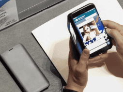 En la fotografía se puede ver a una mujer, a la que el senador pone 