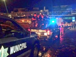 Autoridades auxiliaron a las personas que se quedaron varadas en medio de las inundaciones. TWITTER / @PoliciaZapopan