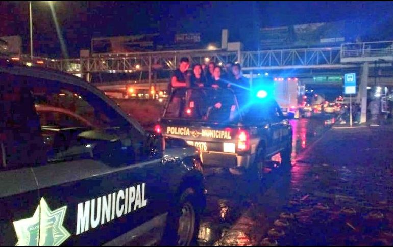 Autoridades auxiliaron a las personas que se quedaron varadas en medio de las inundaciones. TWITTER / @PoliciaZapopan