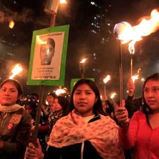 Familiares de víctimas de Ayotzinapa se manifiestan en Reforma