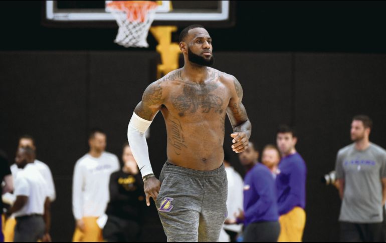 LeBron James realizó la primera práctica ayer con los Lakers de Los Ángeles. AFP