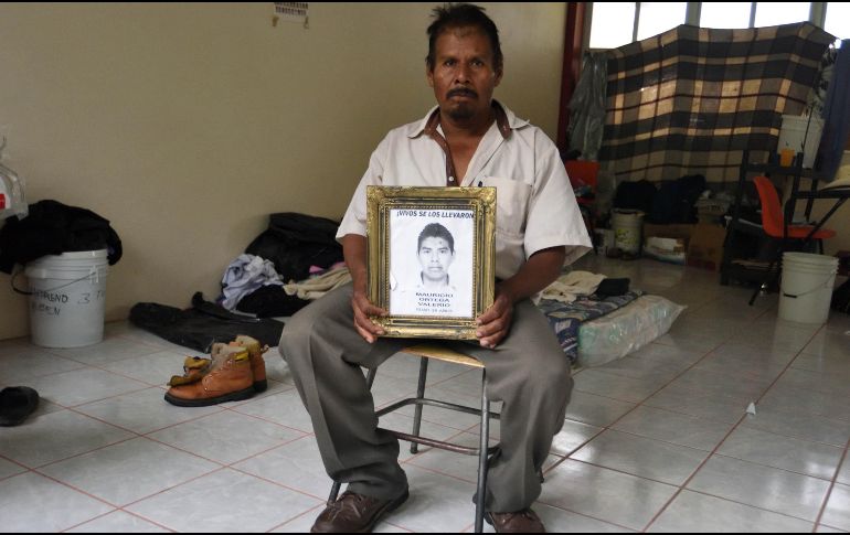 Este miércoles, a las 10:00 horas, los padres de los 43 estudiantes de la normal Rural de Ayotzinapa se reunirán con el presidente electo, Andrés Manuel López Obrador. SUN / RCC