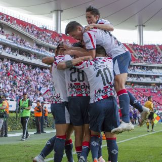Chivas ''se pone a mano'' con su plantilla en bonos