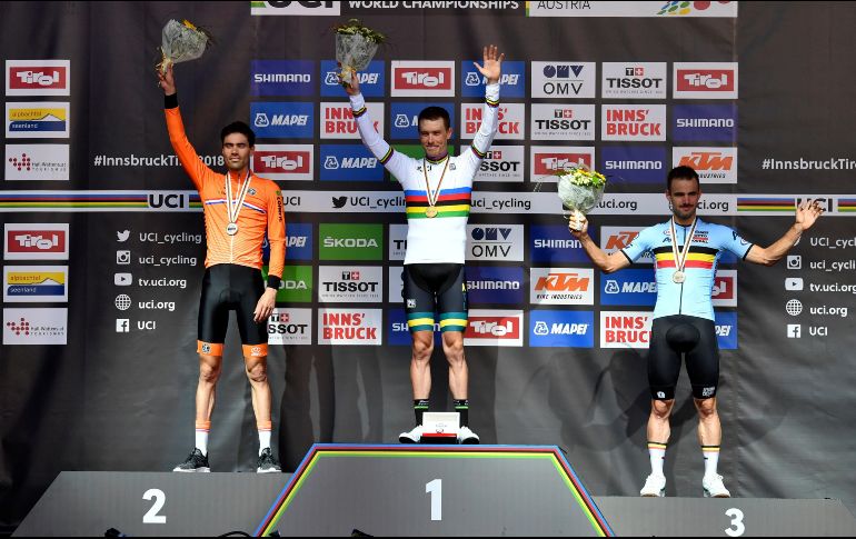 Dennis (C) completó una impresionante carrera sobre el exigente recorrido de 52.5 kilómetros, que terminó en una hora, tres minutos y dos segundos. AP / K. Joensson