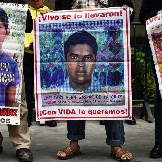 Padres de los 43 se reúnen con López Obrador; buscan comisión investigadora