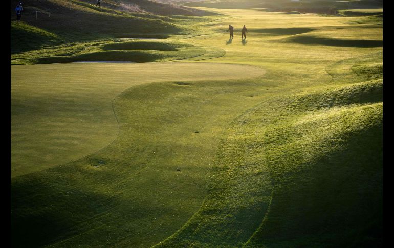 Trabajadores se ven en el campo de golf de Saint Quenti en Yvelines, Francia, previo a la sesión de práctica de la Ryder Cup. AFP/E. Feferberg