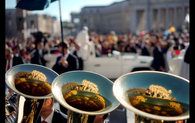 La Basílica de San Pedro se refleja en instrumentos musicales mientras el Papa Francisco llega para audiencia general de los miércoles en el Vaticano. AP/A. Medichini