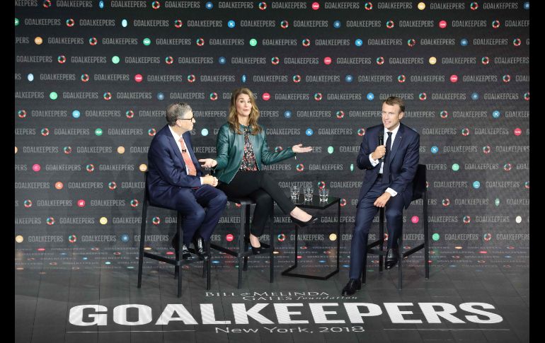 Bill Gates y su esposa Melinda Gates hablan con el presidente francés, Emmanuel Macron, durante el evento 