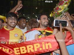 Más de 100 aficionados se reunieron en el aeropuerto para demostrarle todo su apoyo al mexicano. TWITTER / @QEBNA