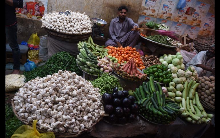 Un vendedor aguarda clientes en un negocio al borde de la calle en Karachi, Pakistán. AFP/R. Tabassum